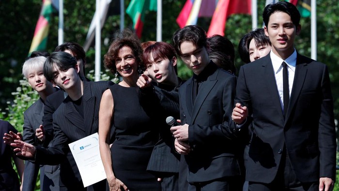 UNESCO Director-General Audrey Azoulay and members of South Korean boy band SEVENTEEN pose during a photocall before their nomination ceremony as Goodwill Ambassador for Youth at the UNESCO headquarters in Paris, France, June 26, 2024. REUTERS/Gonzalo Fuentes