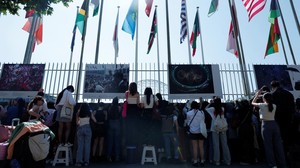 Sementara itu, penggemar antusias menunggu di luar gerbang venue.