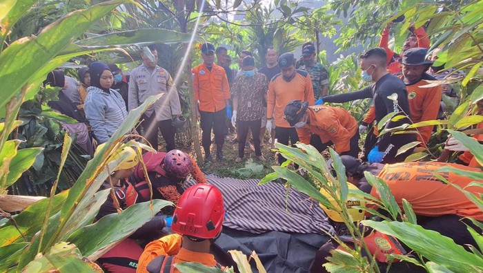 Proses evakuasi mayat di kebun di Desa Prigi, Kecamatan Sigaluh, Banjarnegara, Sabtu (19/6/2024).