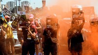 Di Tel Aviv, pengunjuk rasa menempatkan benda seperti sangkar logam di jalan utama menuju kota dan menyalakan api, sehingga menyebabkan kemacetan lalu lintas bagi sejumlah kendaraan. REUTERS/Tomer Appelbaum