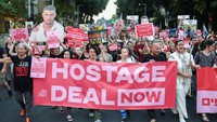 Protes serupa yang memblokir jalan raya dan persimpangan utama juga terjadi di selatan Tel Aviv, dekat Rishon Lezion, dan utara Tel Aviv, dekat HaBonim. Warga Israel telah memprotes pembebasan sandera yang disandera oleh Hamas pada 7 Oktober 2023. REUTERS/Eloisa Lopez