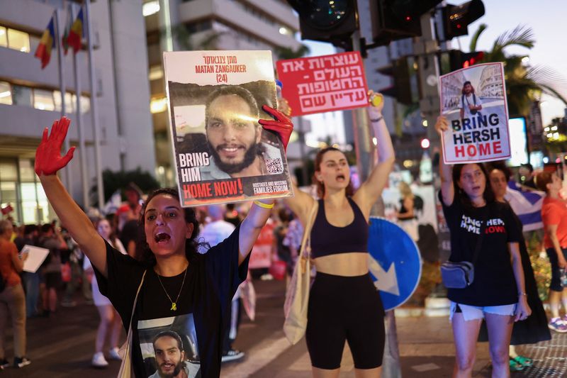 People attend a demonstration calling for the immediate return of hostages held in Gaza, amid the ongoing Israel-Hamas conflict, in Tel Aviv, Israel, June 26, 2024. REUTERS/Eloisa Lopez