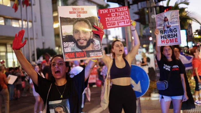 Protes Warga Israel Serukan Pemilu Ganti Netanyahu People attend a demonstration calling for the immediate return of hostages held in Gaza, amid the ongoing Israel-Hamas conflict, in Tel Aviv, Israel, June 26, 2024. REUTERS/Eloisa Lopez