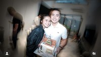 Gantian, kali ini artis berusia 28 tahun itulah yang memberi kejutan kepada suaminya yang ulang tahun. Suami Gritte memegang kue berbentuk bangunan rumah makan Padang, Sederhana. Foto: Instagram @gritteagathaa