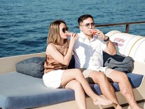 Romantisnya Gritte Agatha dan Suami Saat Makan di Kapal