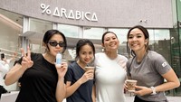 Selain menunjukkan momen bahagia bersama suami, artis cilik ini juga senang membagikan momen bahagia dengan teman-temannya. Seperti ini ketika Gritte dan teman perempuannya ngopi di Arabica. Foto: Instagram @gritteagathaa