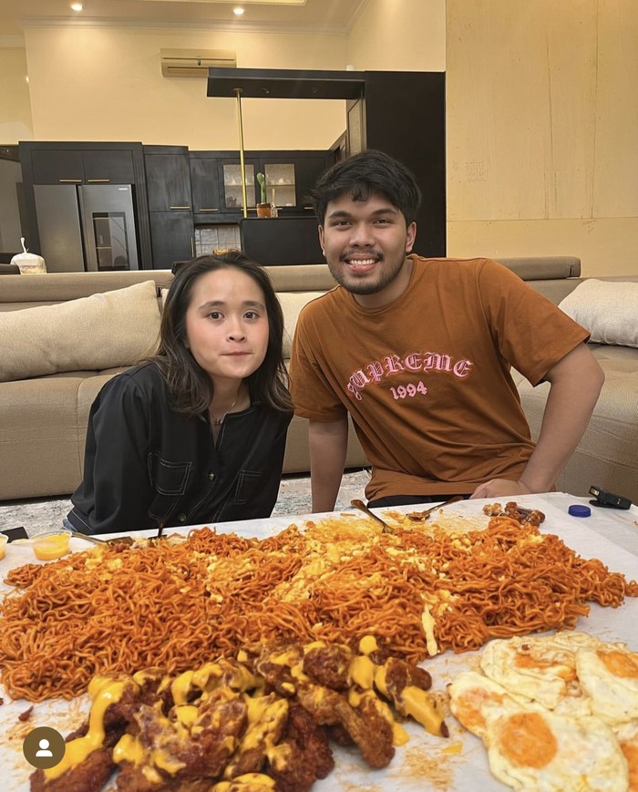 Romantisnya Gritte Agatha dan Suami Saat Makan di Kapal