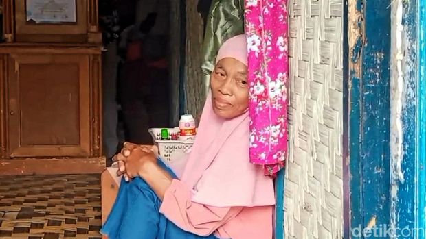 Rumah Inah yang nyaris ambruk di Sukabumi.