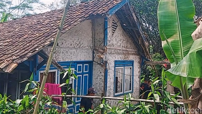 Rumah Inah yang nyaris ambruk di Sukabumi.