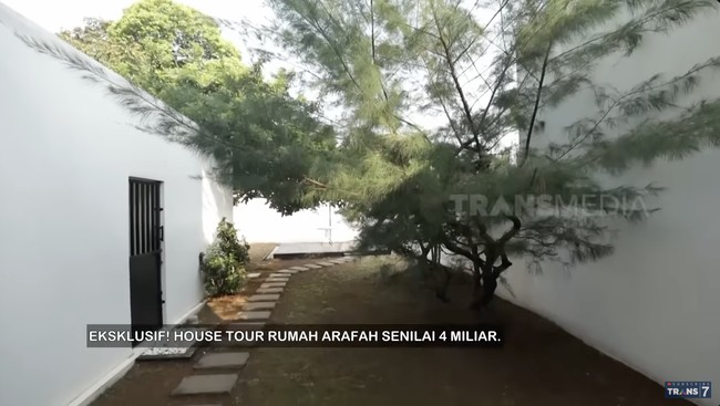 Berbeda dari rumah-rumah di kompleks tersebut, kediaman Arafah memiliki halaman belakang. Ukurannya cukup untuk menggelar pesta BBQ. Rencananya, Arafah akan membuat kolam renang di area tersebut. (Foto: YouTube/Trans7 Official)