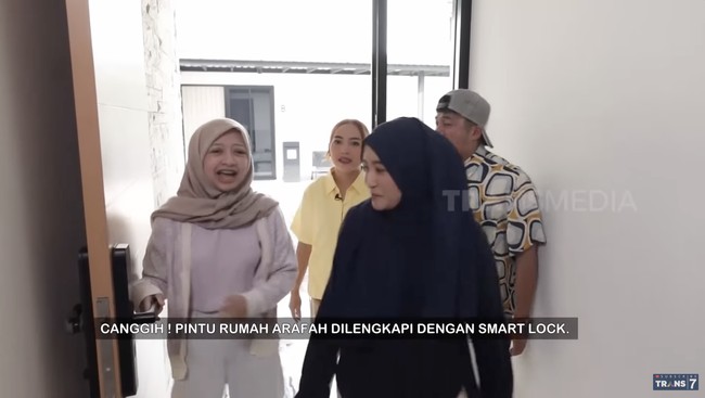 Muncul di program FYP Trans 7 pada Mei lalu, rumah tersebut disebut bernilai Rp 4 miliar. Belinya tuh sudah setahun lebih, cuman nggak ditempat-tempati, kata Arafah. (Foto: YouTube/Trans7 Official)