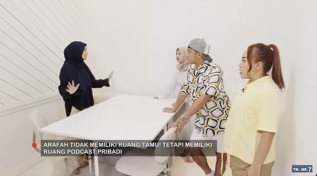 Tidak seperti rumah kebanyakan yang bagian depannya berfungsi sebagai ruang tamu, Arafah justru memanfaatkan area tersebut untuk ruang podcast. Biar masuk-masuk langsung kerja, seloroh perempuan 26 tahun itu. (Foto: YouTube/Trans7 Official)