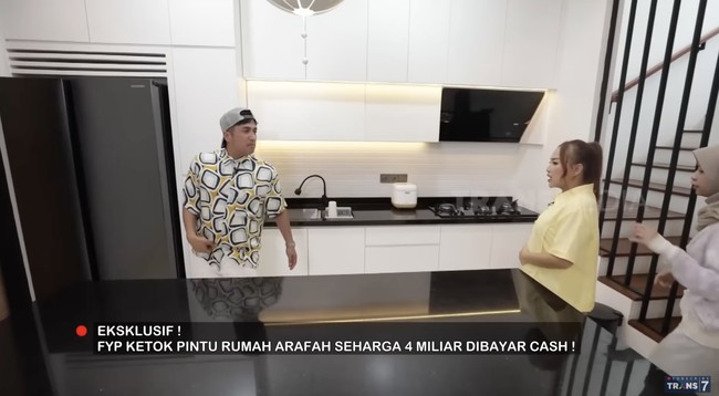 Tema warna monokrom mendominasi rumahnya. Nuansa tersebut kental terasa di bagian dapur. Adapun kitchen set merupakan bagian dari proyek renovasi yang memakan biaya hingga Rp 500 juta. (Foto: YouTube/Trans7 Official)