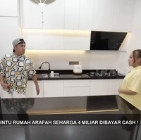 Tema warna monokrom mendominasi rumahnya. Nuansa tersebut kental terasa di bagian dapur. Adapun kitchen set merupakan bagian dari proyek renovasi yang memakan biaya hingga Rp 500 juta. (Foto: YouTube/Trans7 Official)
