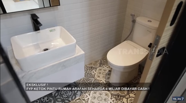 Kamar mandi kecil menyempil di sebelah dapur. Lantai tegel dengan motif klasik khasnya mengurangi kemonotonan nuansa monokrom. (Foto: YouTube/Trans7 Official)
