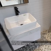 Kamar mandi kecil menyempil di sebelah dapur. Lantai tegel dengan motif klasik khasnya mengurangi kemonotonan nuansa monokrom. (Foto: YouTube/Trans7 Official)