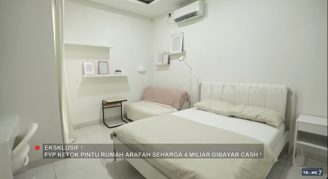 Kamar Halda konsisten dengan warna putih dan interior yang minimalis. (Foto: YouTube/Trans7 Official)