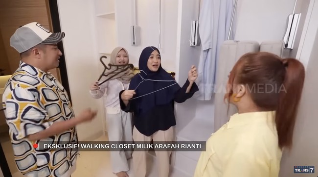 Kendati demikian, fasilitas di kamar Arafah lebih lengkap. Ada kamar mandi dan walk-in closet untu menyimpan baju dan aksesori lain. (Foto: YouTube/Trans7 Official)