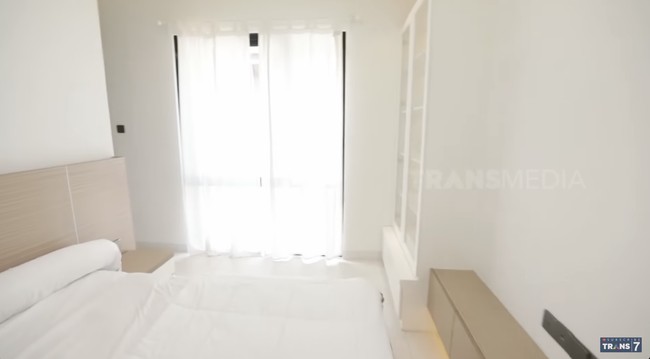 Kamar Arafah juga didominasi warna putih tapi lebih minim perabotan. (Foto: YouTube/Trans7 Official)