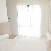 Kamar Arafah juga didominasi warna putih tapi lebih minim perabotan. (Foto: YouTube/Trans7 Official)