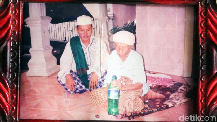 Salah satu foto Baban Saepudin kala mendampingi Mak Erot semasa hidup