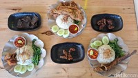 Dalam menyajikan makanannya ia juga tidak menggunakan bahan-bahan yang sembarangan. Ada beberapa bahan makanan yang sengaja didatangkan langsung dari Banyuwangi demi hasil tempong yang otentik. Foto: detikcom/Diah Afrilian