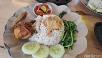 Penamaan menunya juga unik-unik, sepeeti Eselon I Ayam. Sepaket menu ini berisi nasi uduk, ayam goreng, bayam rebus, ikan asin, timun iris hingga sambal pelengkap. Foto: detikcom/Diah Afrilian