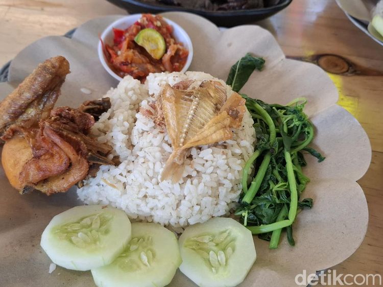 Pedas Mantap! Tanboy Kun Jualan Nasi Tempong Rp 15 Ribu