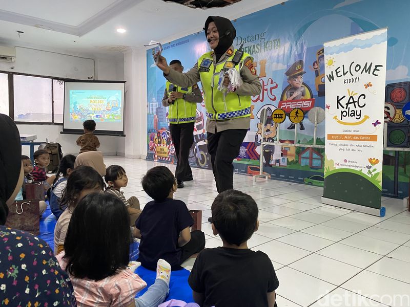 Satlantas Polres Metro Bekasi memberikan edukasi keselamatan lalu lintas kepada kelompok bermain KAC Play di Tambun, Bekasi