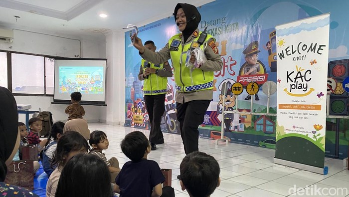 Satlantas Polres Metro Bekasi memberikan edukasi keselamatan lalu lintas kepada kelompok bermain KAC Play di Tambun, Bekasi