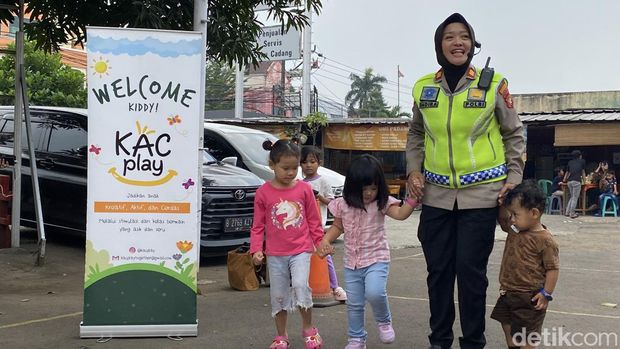 Satlantas Polres Metro Bekasi memberikan edukasi keselamatan lalu lintas kepada kelompok bermain KAC Play di Tambun, Bekasi