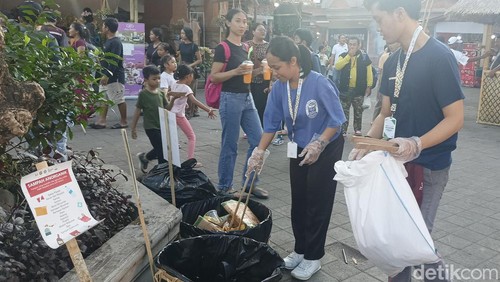 Sejumlah relawan melakukan pemilahan sampah di area Pesta Kesenian Bali (PKB), Art Center Denpasar, Bali, Sabtu (29/6/2024). (Foto: Ni Made Lastri Karsiani Putri/detikBali)