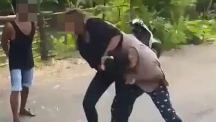 Gadis ABG berinisial NA dan RA di Kabupaten Kepulauan Selayar, Sulawesi Selatan (Sulsel), terlibat duel gegara tuduhan pelacur.