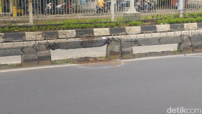 Lokasi Tragedi Maut: Pemotor Meregang Nyawa Tertusuk Besi Pembatas Busway di Jakarta Barat