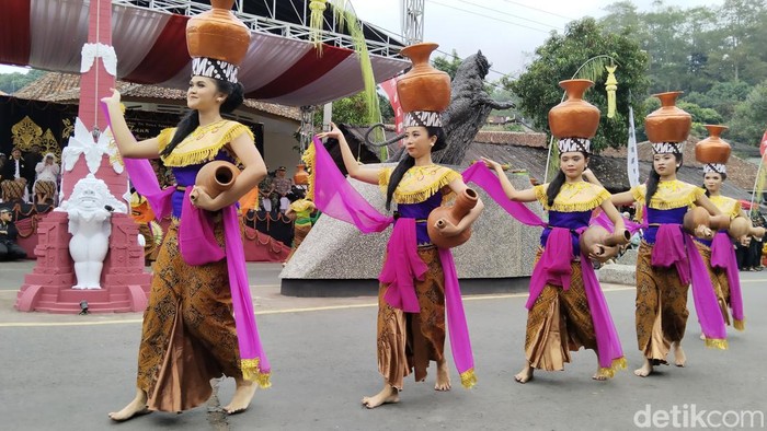 Seren Taun Masyarakat Adat Cigugur.