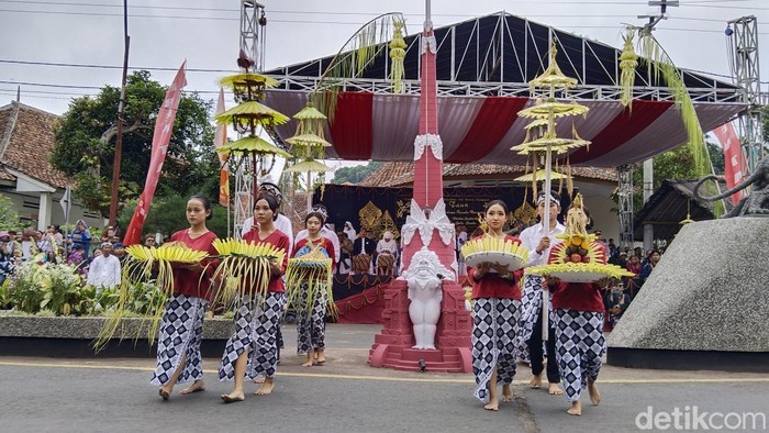 Seren Taun Masyarakat Adat Cigugur.
