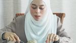 Serunya Lesti Kejora Saat Makan Bakso hingga Potong Nasi Tumpeng