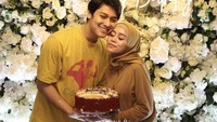 Rayakan ulang tahun bersama sang suami, Lesti dan Rizky tampil mesra usai tiup lilin dengan cake red velvet yang mereka pegang. Foto: Instagram @lestikejora