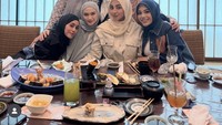 Bareng teman-teman sesama artis lainnya, Lesti bagikan momen makan siang bareng di salah satu restoran Jepang mewah. Foto: Instagram @lestikejora