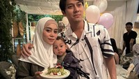 Potret keluarga kecil Lesti dan Rizky ini bikin gemas para penggemarnya. Tak ketinggalan kue matcha yang jadi pelengkap Foto: Instagram @lestikejora