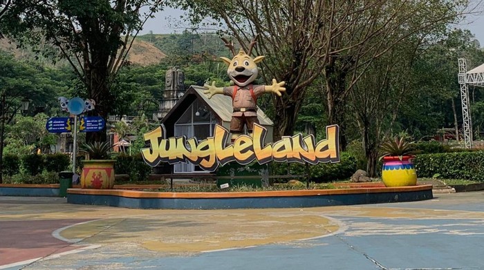 Banyak tempat wisata yang dipadati pengunjung saat memasuki musim liburan sekolah. Salah satunya adalah Jungleland Adventure Themepark,salah satu destinasi wisata wahana untuk keluarga yang berlokasi di Sentul, Bogor.