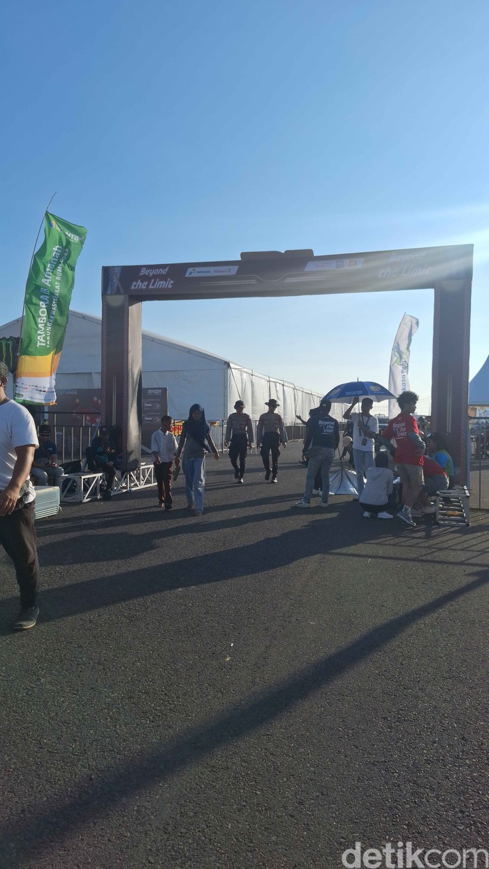 Suasana hari pertama Motocross Grand Prix (MXGP) di area Sirkuit Eks Bandara Selaparang, Kota Mataram, Nusa Tenggara Barat (NTB), Sabtu (29/6/2024).
(Foto: Nathea Citra/detikBali)