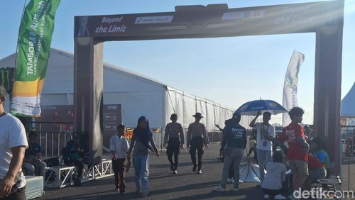 Suasana hari pertama Motocross Grand Prix (MXGP) di area Sirkuit Eks Bandara Selaparang, Kota Mataram, Nusa Tenggara Barat (NTB), Sabtu (29/6/2024).
(Foto: Nathea Citra/detikBali)