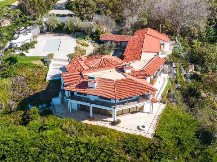 Tampilan mansion Kim Kardashian/Backgrid via The Mirror Tampilan mansion Kim Kardashian sebelum direnovasi.