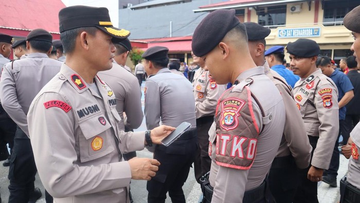 Wakapolres Tarakan Kompol Muhammad Musni melakukan pemeriksaan handphone anggota antisipasi judi online.