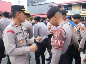 Wakapolres Tarakan Periksa Handphone Anggota Antisipasi Maraknya Judi Online