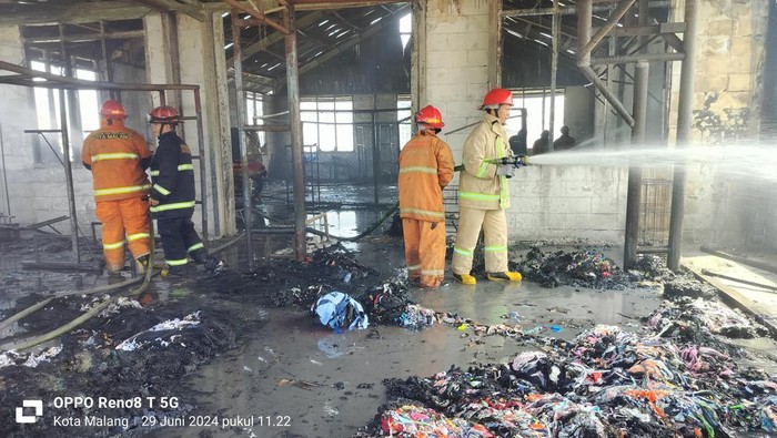 Petugas melakukan pembasahan di tempat spa dan gym di Kota Malang yang ludes terbakar