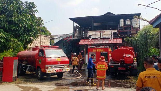 Petugas melakukan pembasahan di tempat spa dan gym di Kota Malang yang ludes terbakar