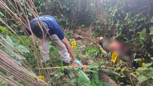 Tim Inafis Polres Jembrana saat melakukan olah TKP penemuan mayat tanpa identitas di Lingkungan Sangkar Agung, Kelurahan Sangkaragung, Kecamatan Jembrana, Kabupaten Jembrana, Bali, Sabtu (29/6/2024). (Foto: Dok. Polres Jembrana)