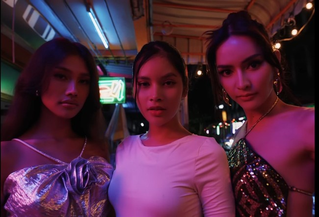 Lisa BLACKPINK merilis lagu terbarunya bertajuk Rockstar. Video klipnya pun langsung jadi perbincangan di kalangan para penggemar karena menampilkan konsep unik dan tiga transgender Thailand. Foto: Dok. LLOUD